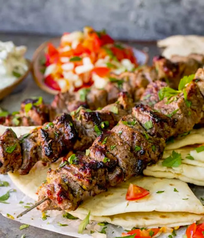 BROCHETTES D'AGNEAU À L'ORIENTALE EN WRAP