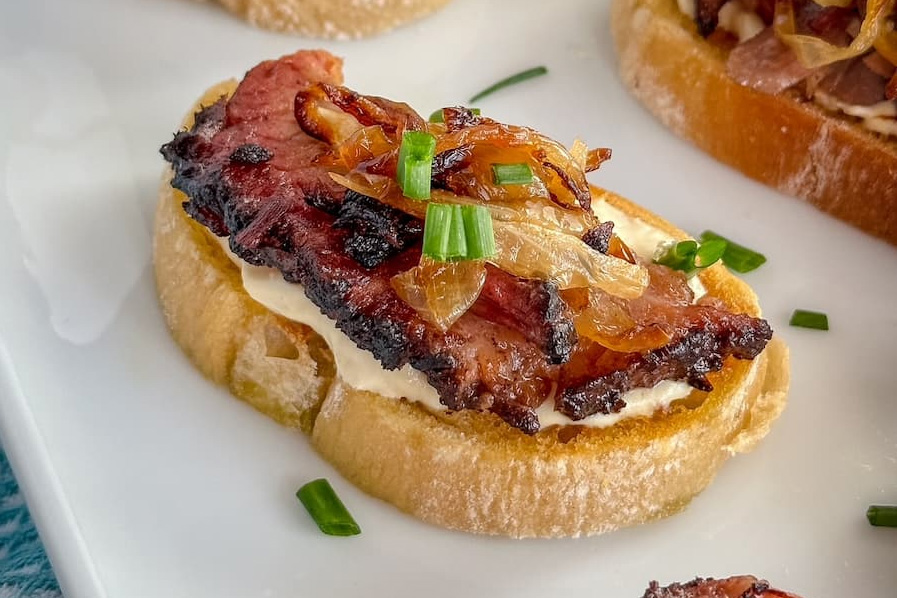 Une bruschetta garnie de boeuf grillé et oignon grillé