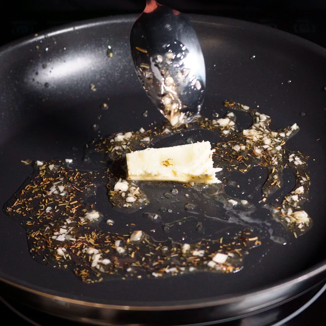 Du beurre fondu et des aromates dans une poêle
