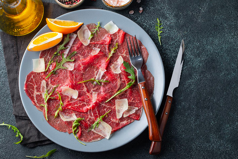 des tranches de carpaccio de boeuf sur un plateau