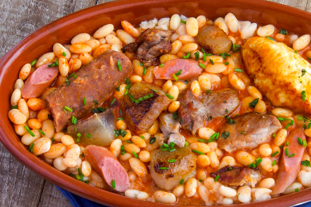 Un cassoulet halal avec des knacks et de la saucisse de veau
