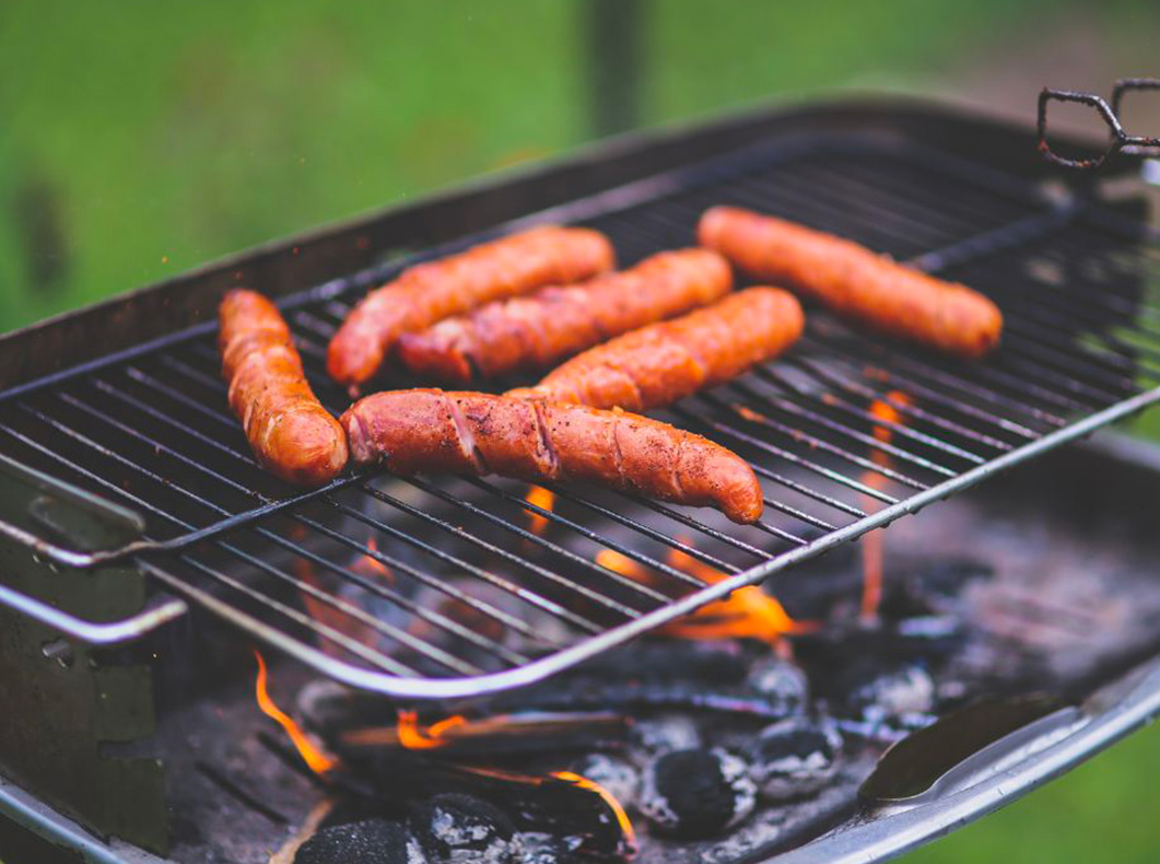 un barbecue au charbon de bois