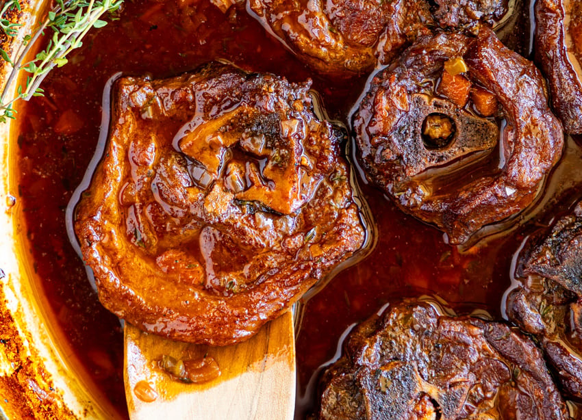 Des colliers d'agneau braisé en sauce