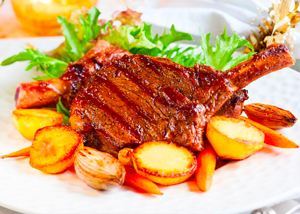 Une côte de veau grillée dans une assiette