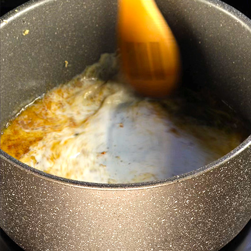 La préparation d'une crème pour un gratin dauphinois