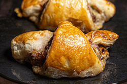 un croissant à la viande sur une assiette