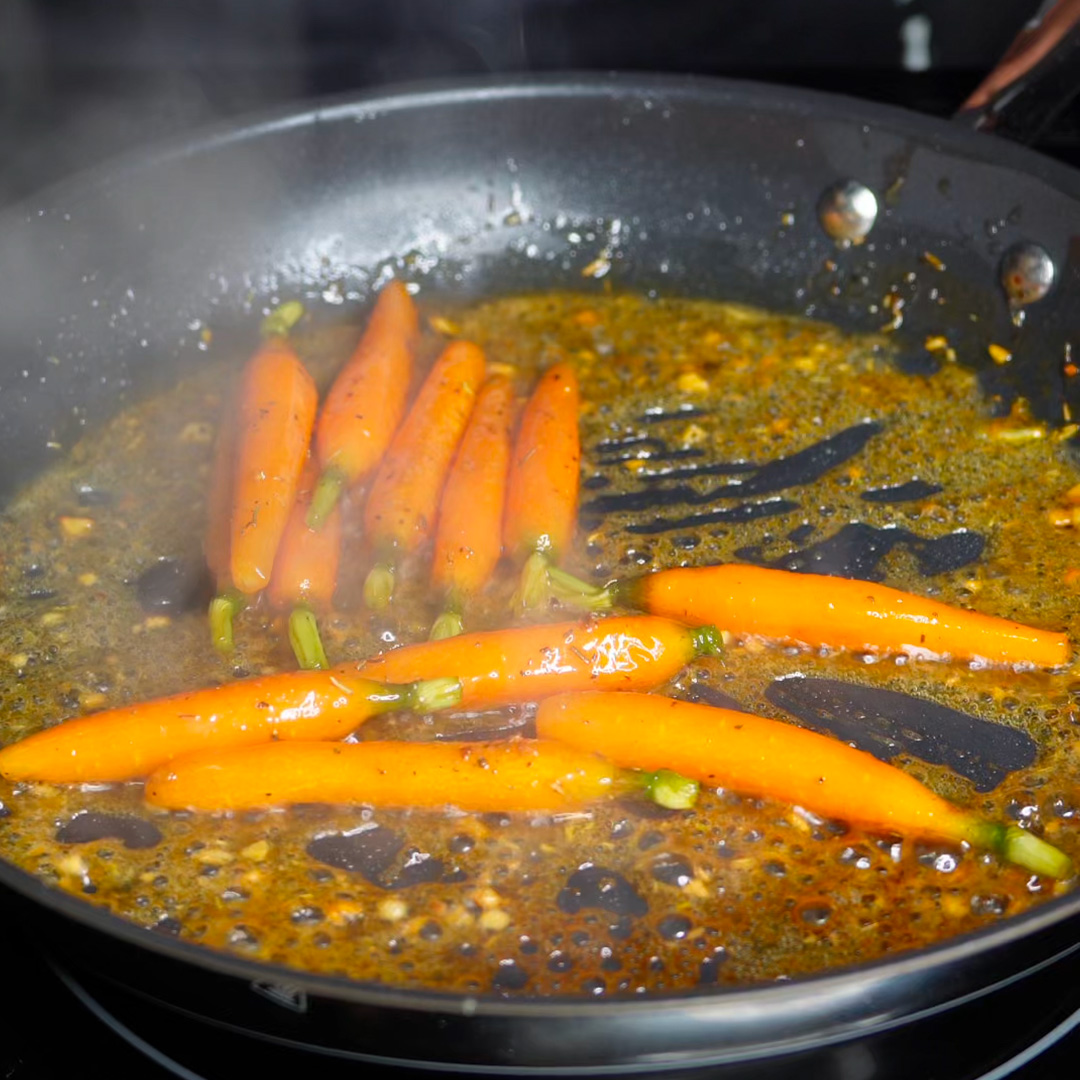 Des carottes glacées en train de cuire dans une poêle