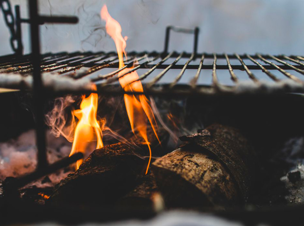 des buches de bois dans une barbecue