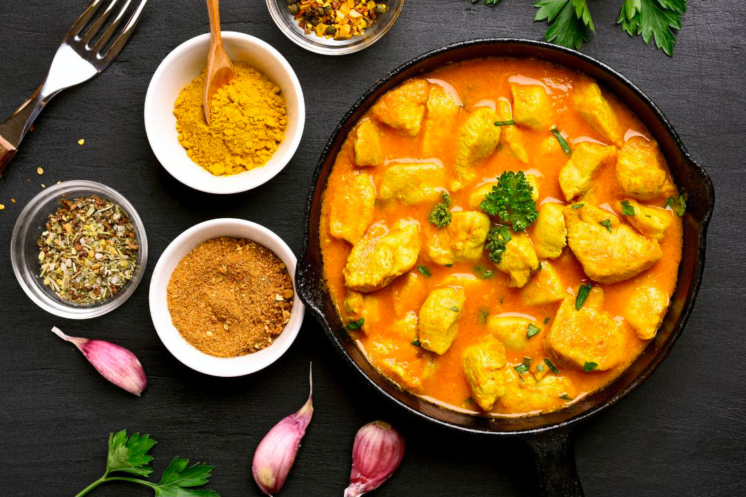 Un curry de volaille au lait de coco dans une cocotte