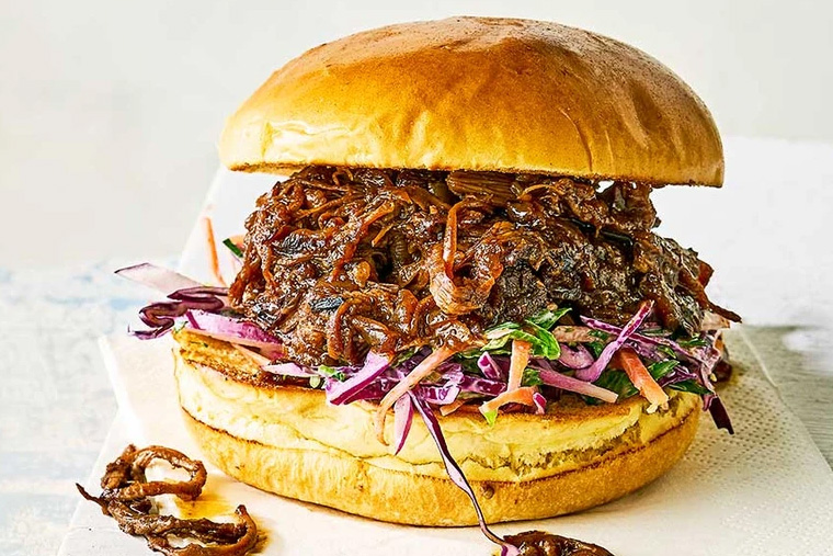 Un burger garni avec de la viande de boeuf effilochée