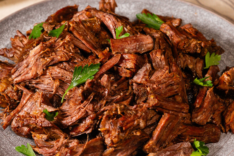 Une assiette remplie de viande de boeuf effilochée