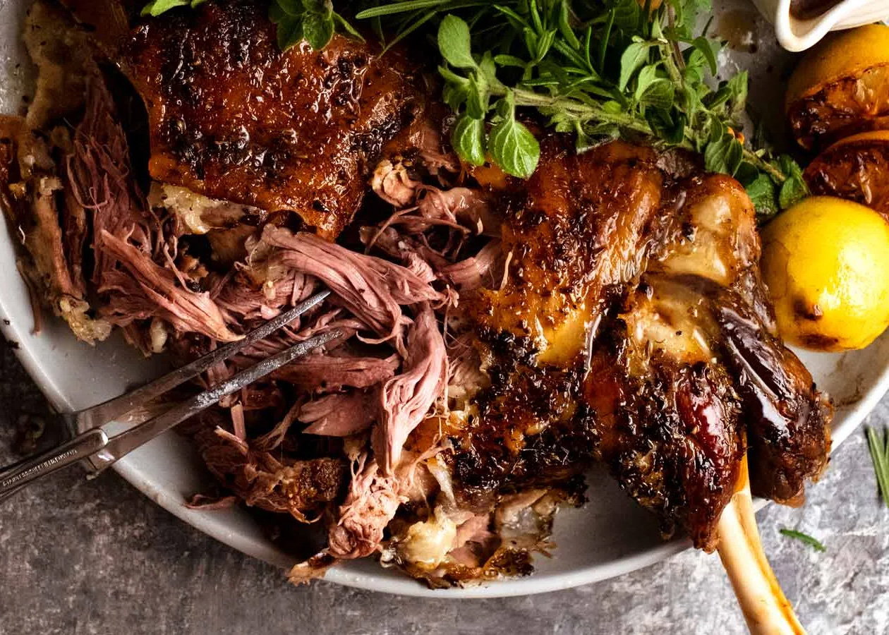 Une epaule d'agneau qui s'elliloche cuite avec des épices
