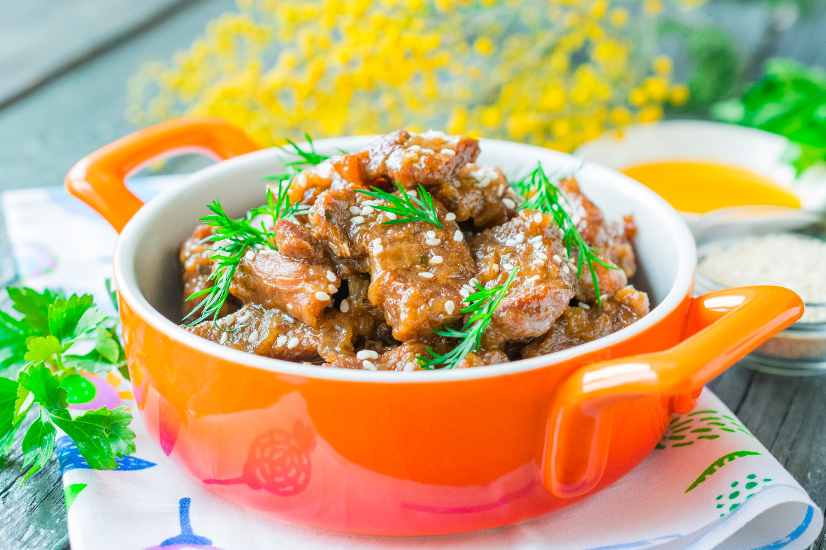 Des émincés de boeud avec une sauce soja sésame placés dans un bol rouge