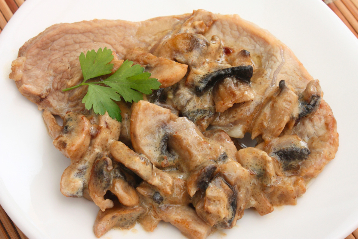 Une escalope de veau cuisinée avec une crème champignons