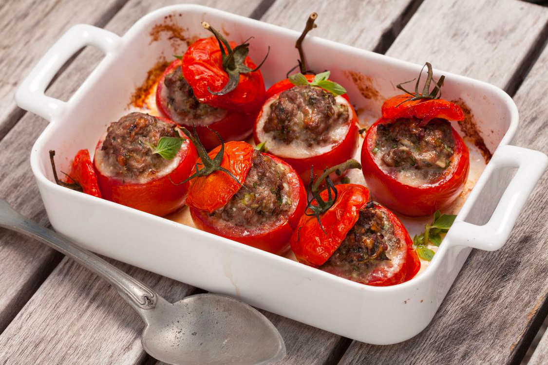 6 tomates farcies dans un plat blanc