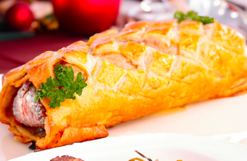 Un filet mignon de veau en croûte sur une table de fête