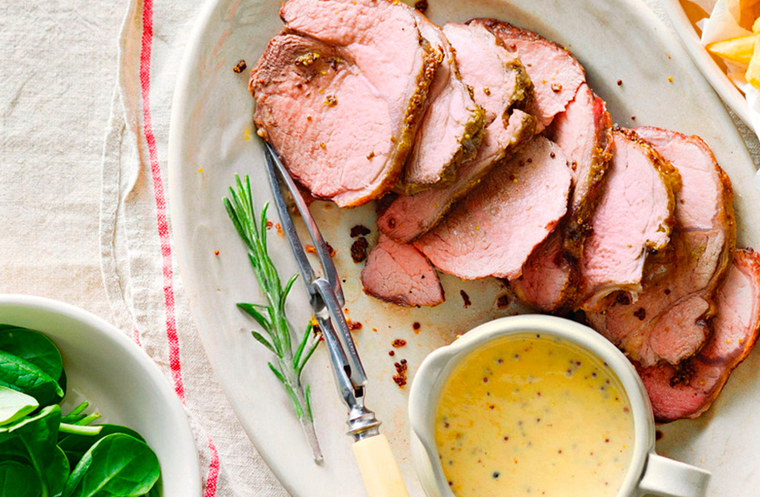 Du filet mignon de veau en tranches avec une sauce moutarde dans une assiette