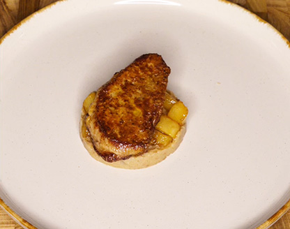 Une tranche de foie gras poêlé servi sur un chutney de pomme