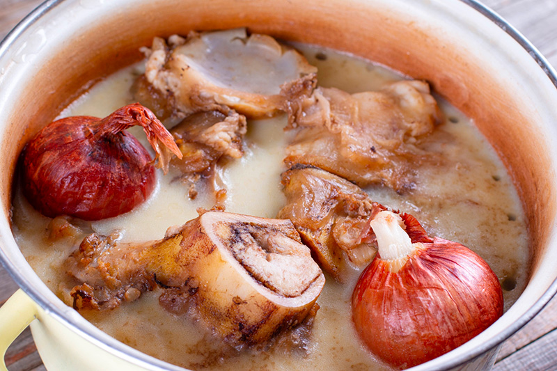 un jus de viande de venu gélatineux après être resté au frigo places dans un plat