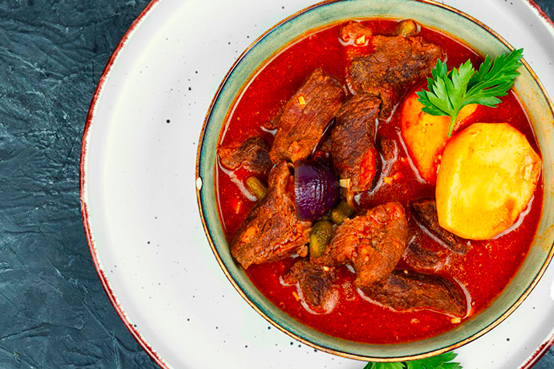 Une recette du goulash dans une assiette
