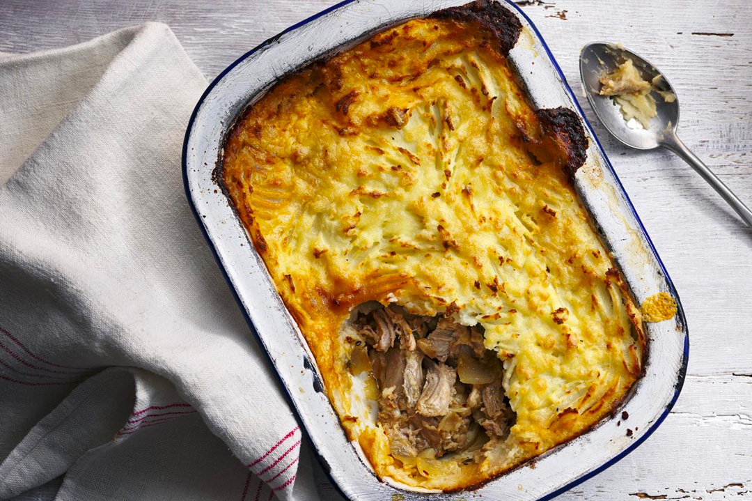 Un plat de hachis parmentier au canard dans un plat