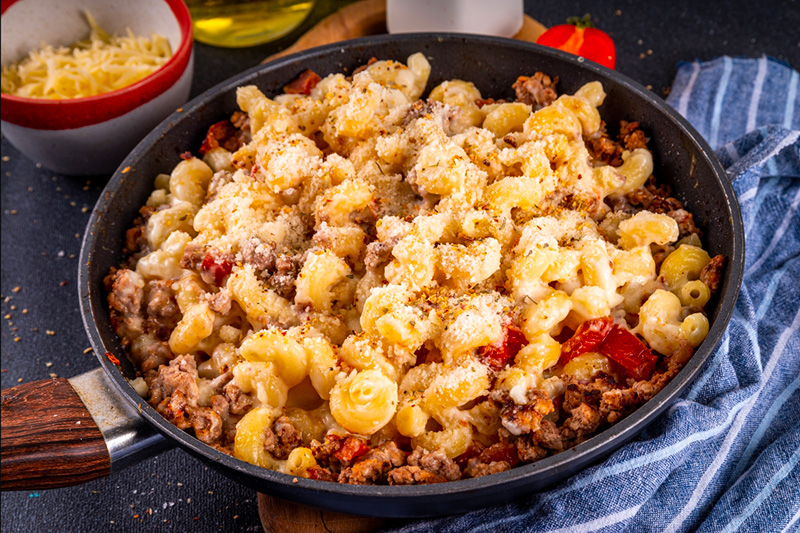 une poele rempli d'un mac and cheese  à la viande de boeuf hachée