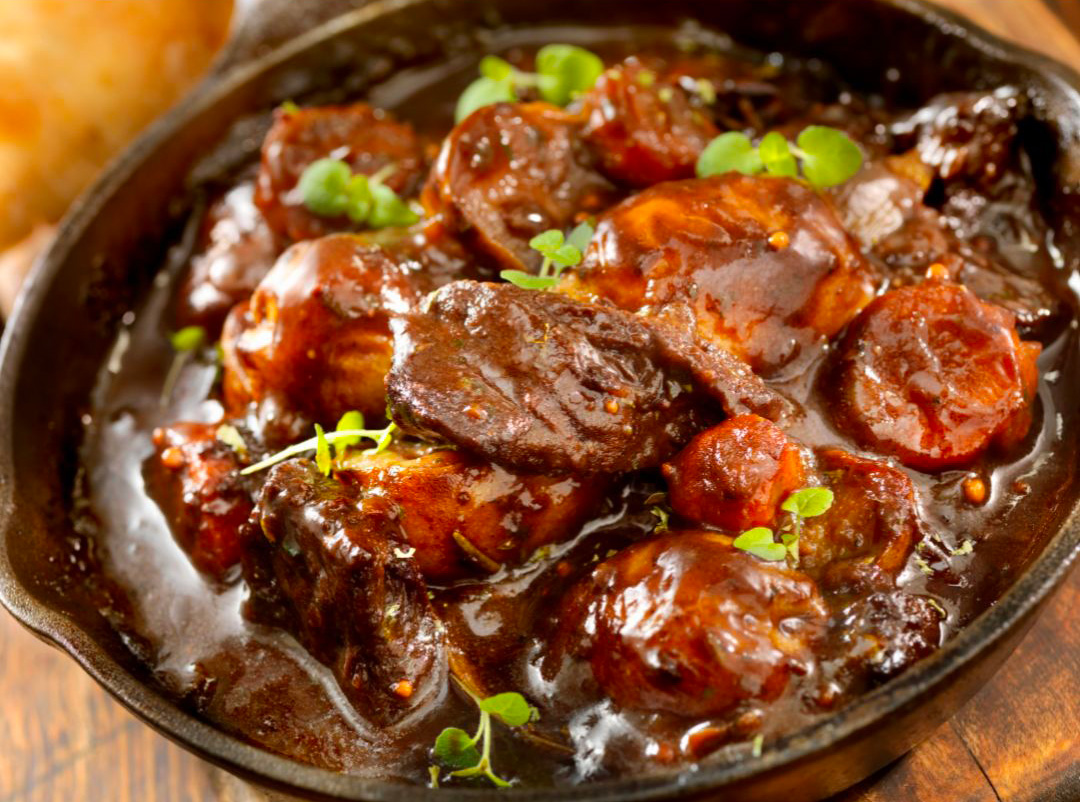 Du boeuf qui mijote dans une cocotte avec des carottes
