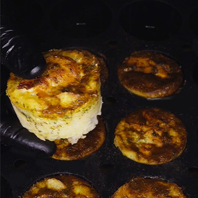 Des muffins salés en train d'être démoulés