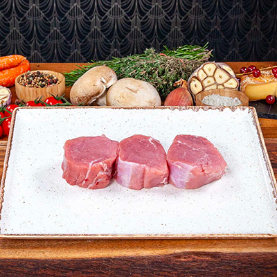 6 noisettes de veau crues dans une assiette