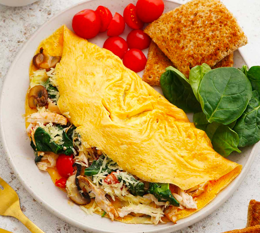 Une omelette farcie aux boulettes de viande