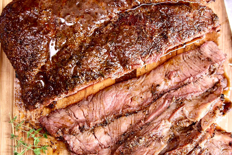 un paleron de boeuf grillé au barbecue coupé en tranches