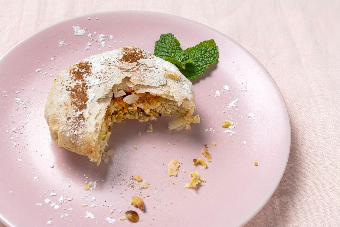 Une pastilla de pouet dans une assiette rose