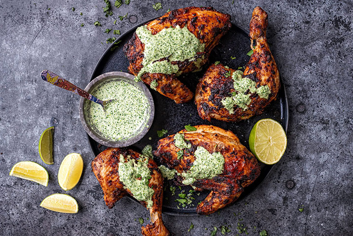 Des cuisses de poulet grillées avec une sauce verte