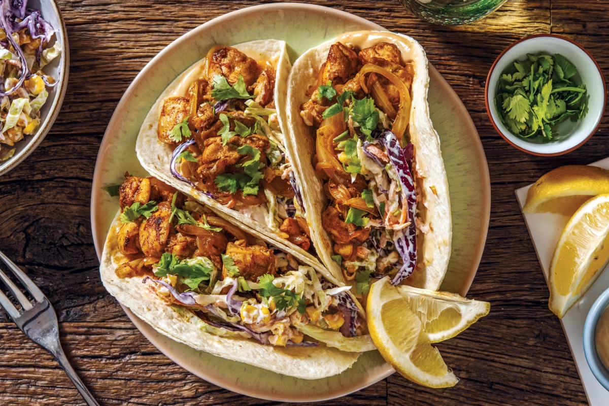 des tacos de poulet à la mexicaine avec de l'avocat