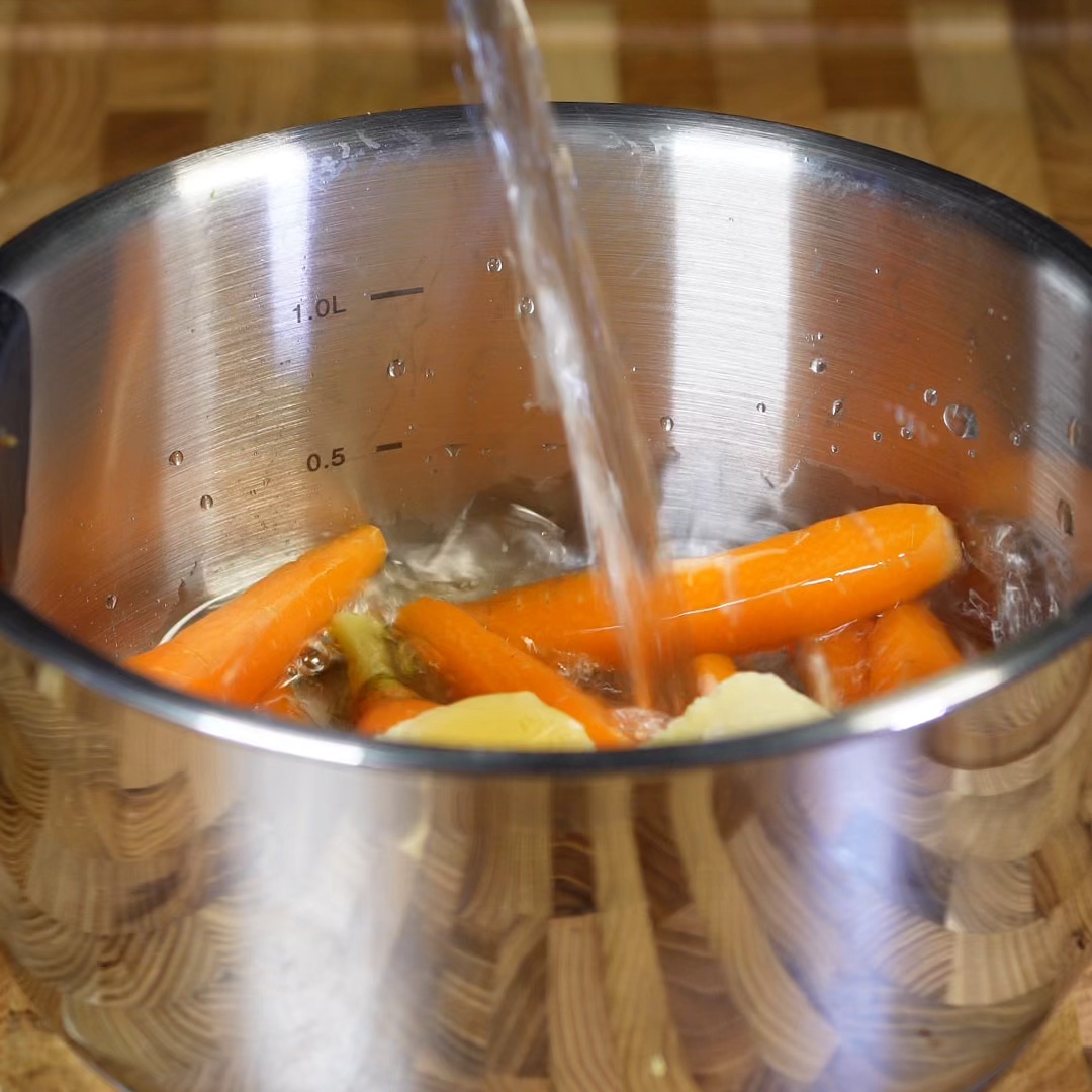 Des carottes avec de l'eau dans une casserole