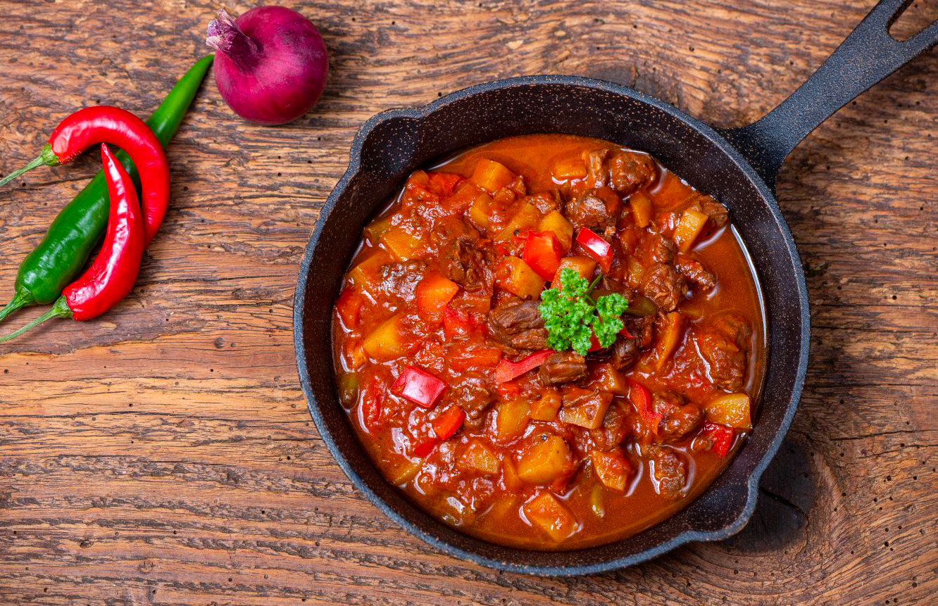 un goulash au boeuf dans une poêle