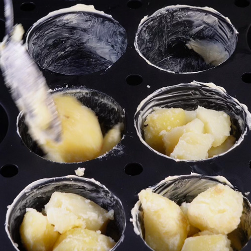 Des pommes de terre dans un moule à muffin