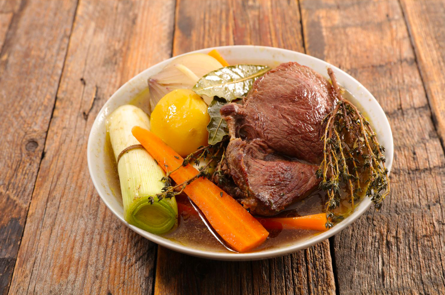un pot au feu dans une assiette