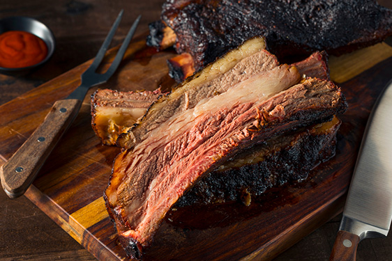 Des morceaux de ribs de boeuf confits cuits au four