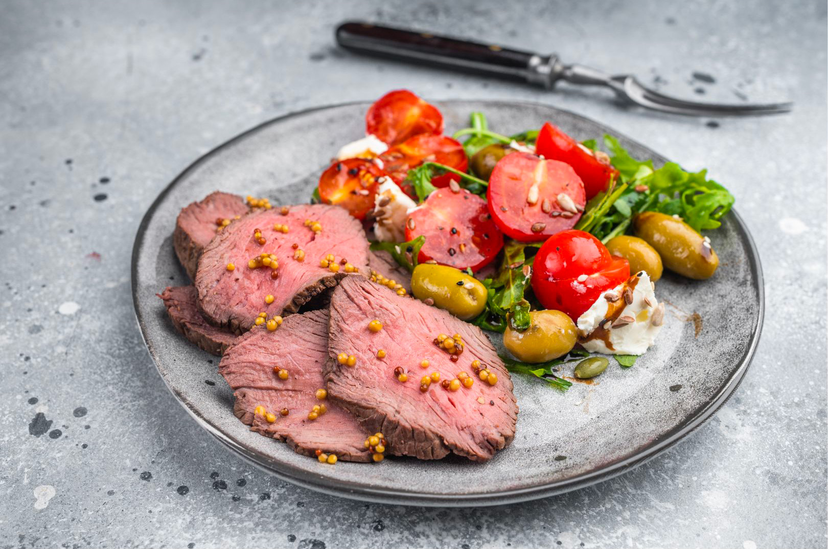 Une salade de rosbif froid dans une assiette