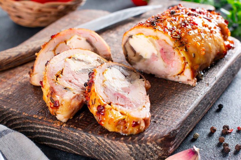Un rôti de poulet farci aux champignons coupé en tranches