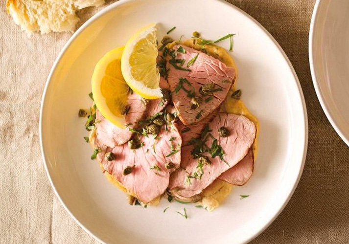 Un rôti de veau froid tranché