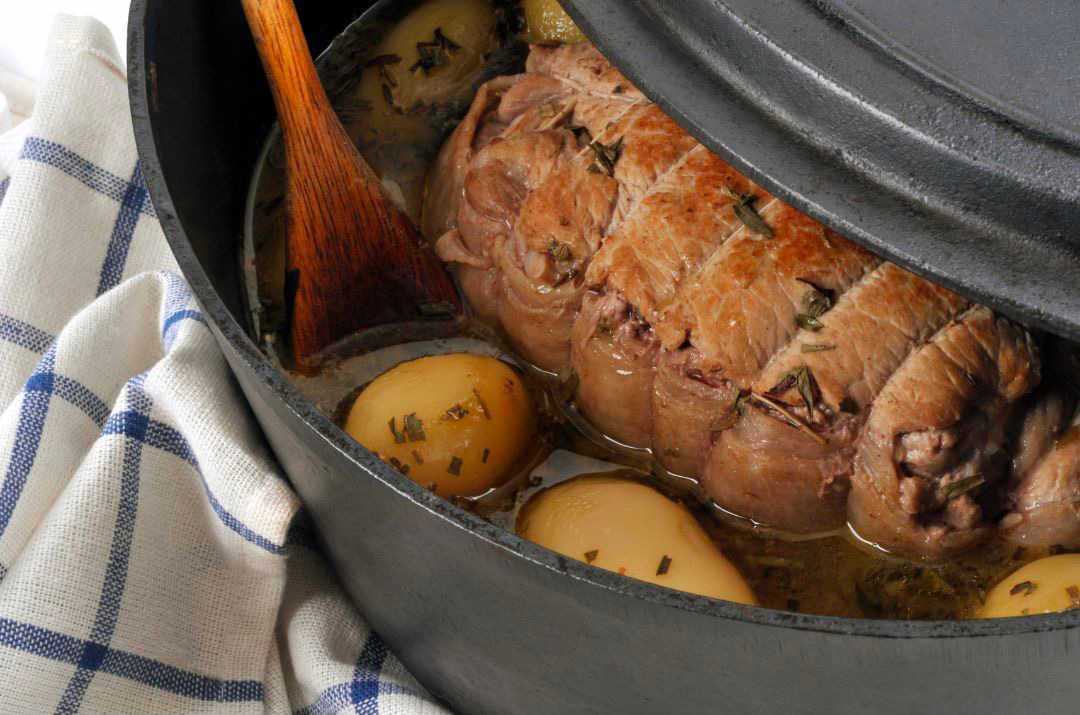 Un rôti de veau qui cuit dans une cocotte