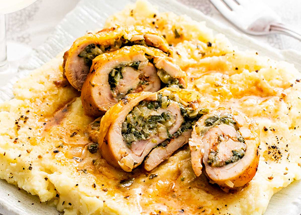 Des roulé de poulet farcis avec du fromage et des herbes