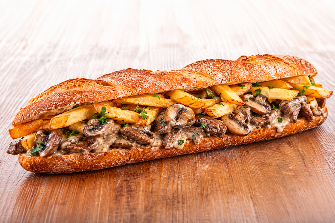 Un sandwich garni de boeuf stroganoff et de frites