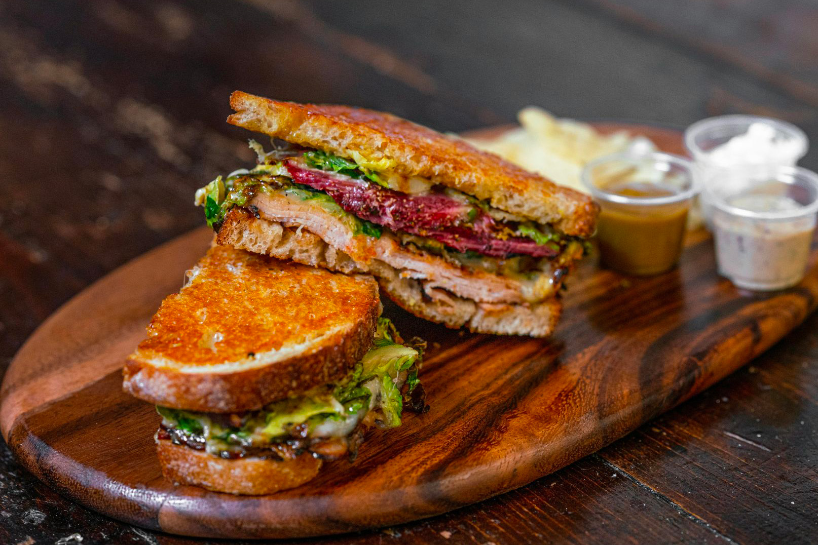 Un sandwich de pain de mie avec des tranches de rosbif à l'intérieur