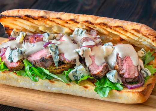 un sandwich au steak de veau