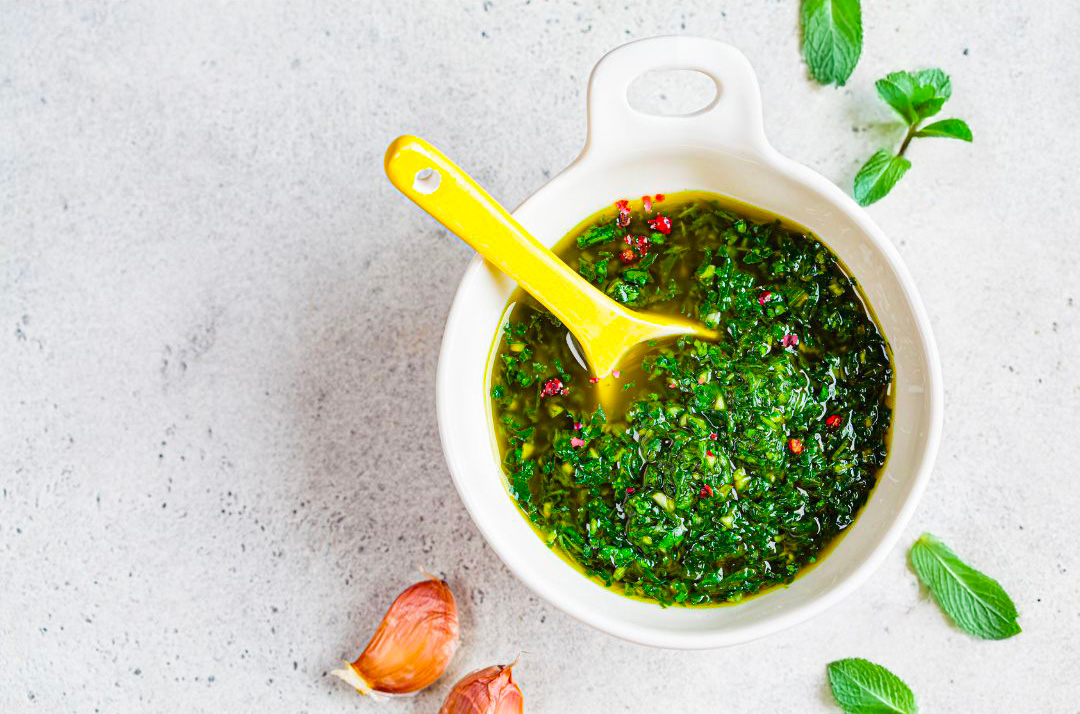 Une sauce chimichurri avec de la menthe dans un bol