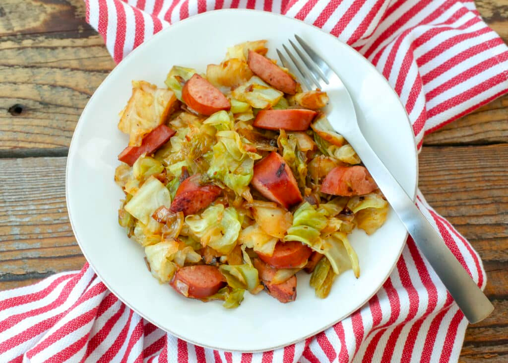 du chou braisé avec des morceaux de saucisses dans une assiette