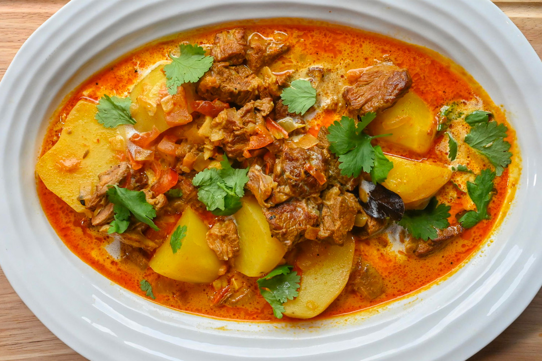 Un sauté d'agneau à l'indienne avec des pommes de terre